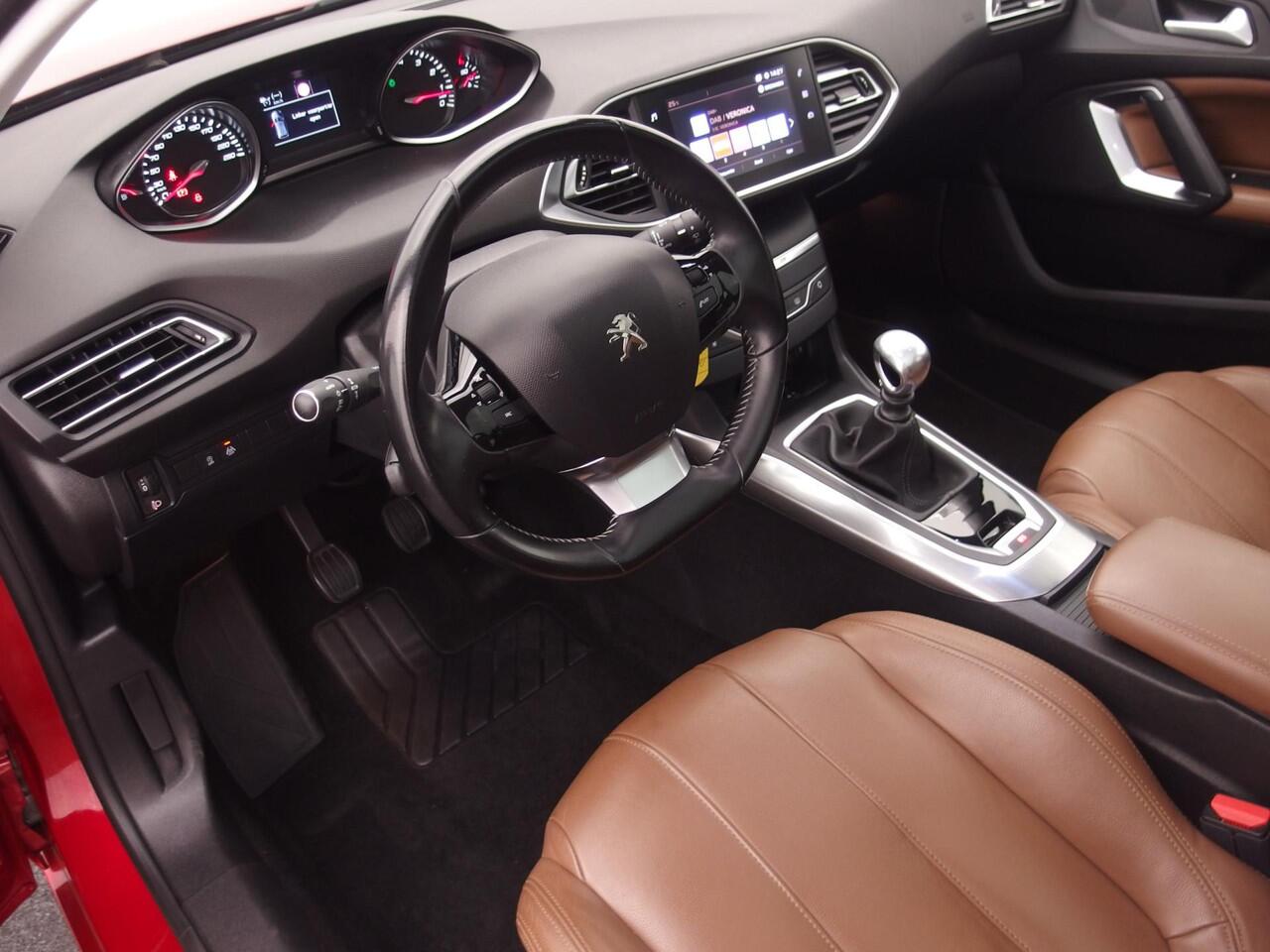 Peugeot 308 SW 1.2 PureTech Blue Lease Premium 131PK / DRIEM VV / PANORAMADAK / COGNAC LEDER / STOELVERW / CLIMA / CARPLAY / DAB+ / NAVI / NL-AUTO