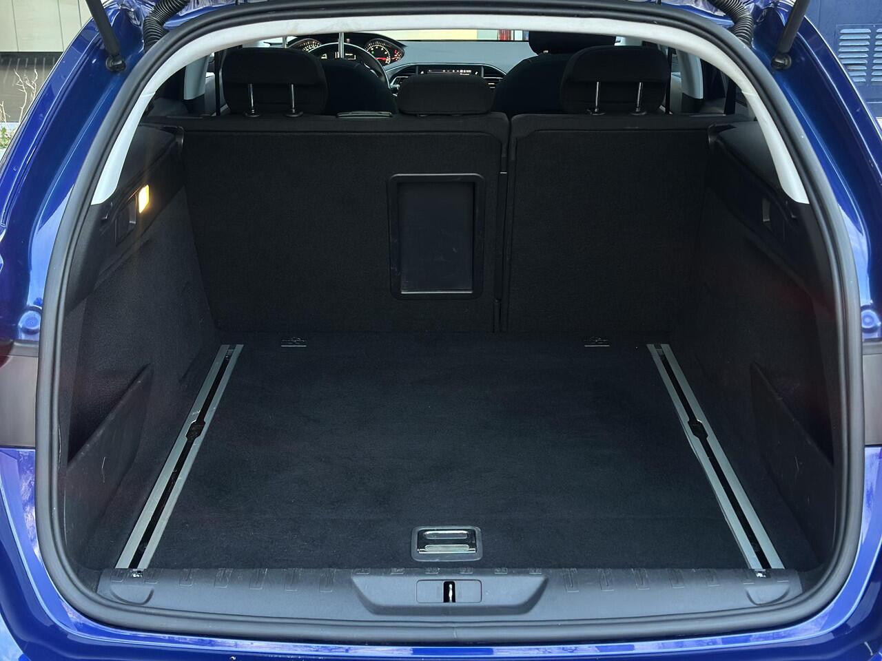 Peugeot 308 SW 1.2 PureTech Blue Lease Executive | Trekhaak | Adaptive Cruise Control | Parkeercamera/-sensoren | Navigatie | Climate Control |