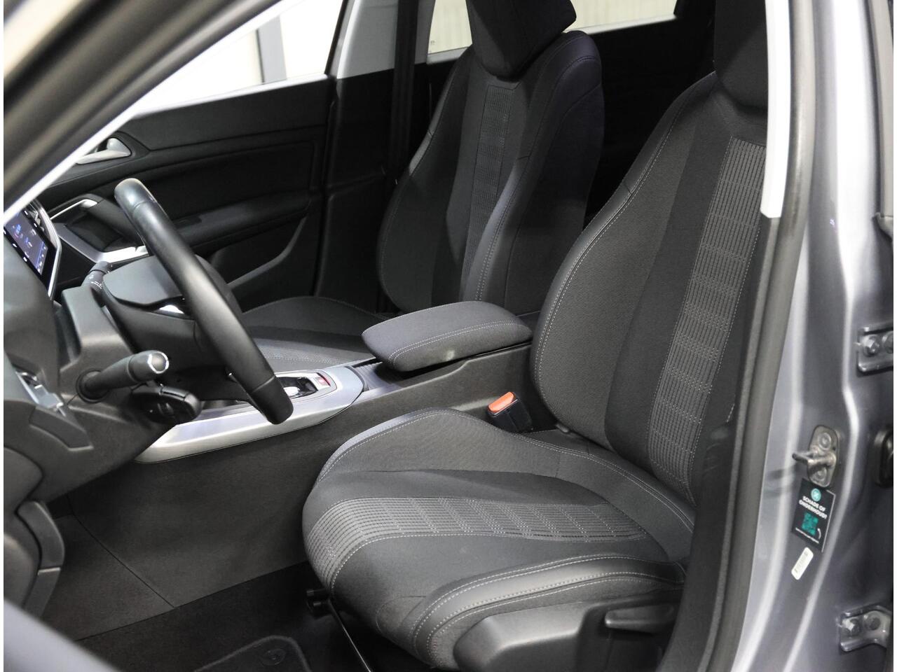 Peugeot 308 SW 1.2 130PK Blue Lease Allure | AppleCarPlay/AndroidAuto | 16"LMV | Navigatie | Cruise Control | Climate Control | Camera | Armsteun | Keyless | Privacy Glass | Isofix |