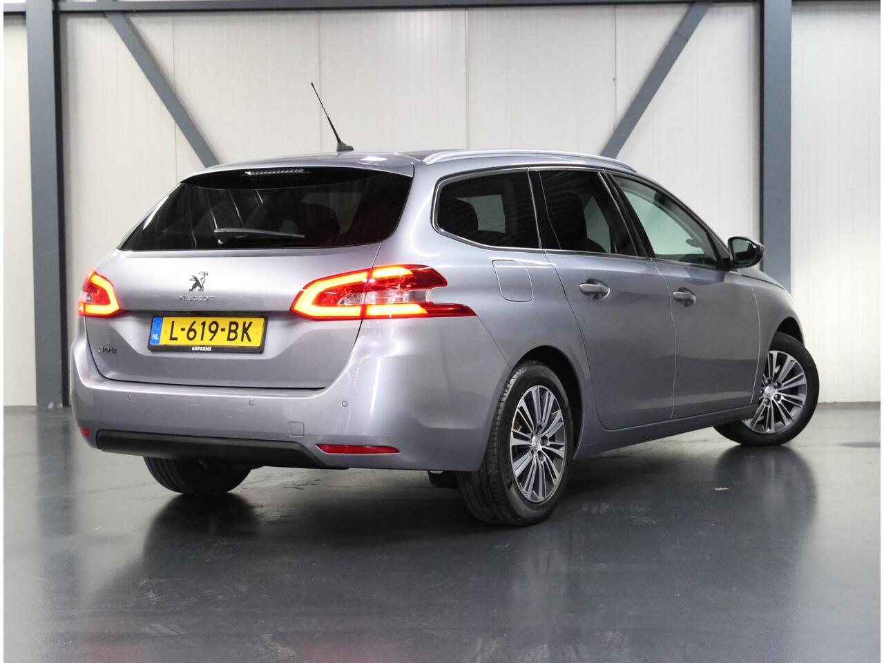 Peugeot 308 SW 1.2 130PK Blue Lease Allure | AppleCarPlay/AndroidAuto | 16"LMV | Navigatie | Cruise Control | Climate Control | Camera | Armsteun | Keyless | Privacy Glass | Isofix |