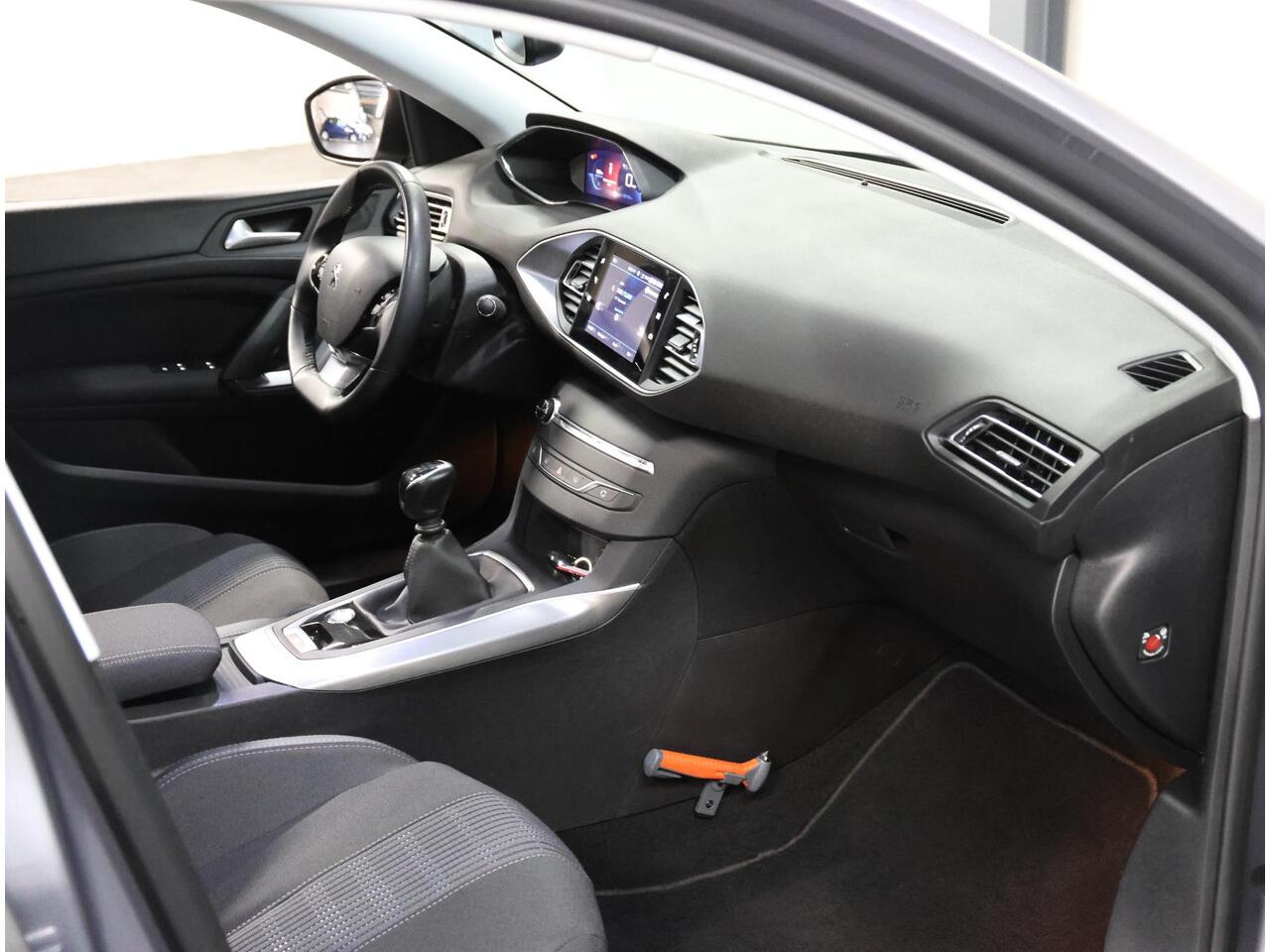 Peugeot 308 SW 1.2 130PK Blue Lease Allure | AppleCarPlay/AndroidAuto | 16"LMV | Navigatie | Cruise Control | Climate Control | Camera | Armsteun | Keyless | Privacy Glass | Isofix |