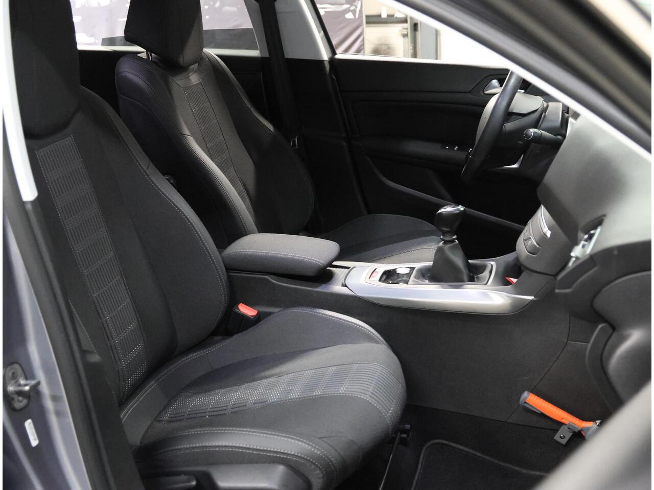 Peugeot 308 SW 1.2 130PK Blue Lease Allure | AppleCarPlay/AndroidAuto | 16"LMV | Navigatie | Cruise Control | Climate Control | Camera | Armsteun | Keyless | Privacy Glass | Isofix |