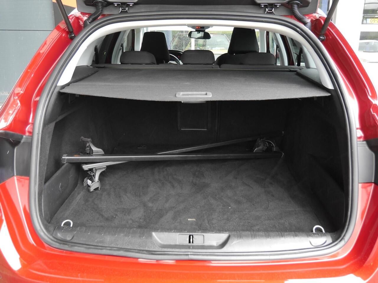 Peugeot 308 SW 1.2 Blue Lease Allure 110 PK | Handgeschakeld | Camera | Adaptive Cruise control | 3D Instrumentenpaneel | Apple Carplay | Android Auto | Keyless entry | Inclusief Dakdragers