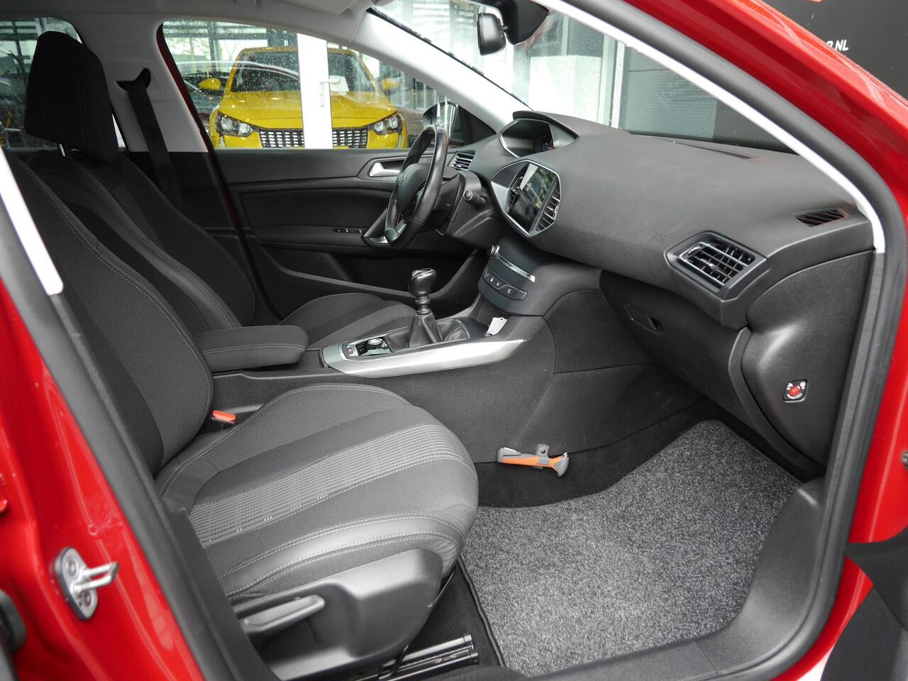 Peugeot 308 SW 1.2 Blue Lease Allure 110 PK | Handgeschakeld | Camera | Adaptive Cruise control | 3D Instrumentenpaneel | Apple Carplay | Android Auto | Keyless entry | Inclusief Dakdragers