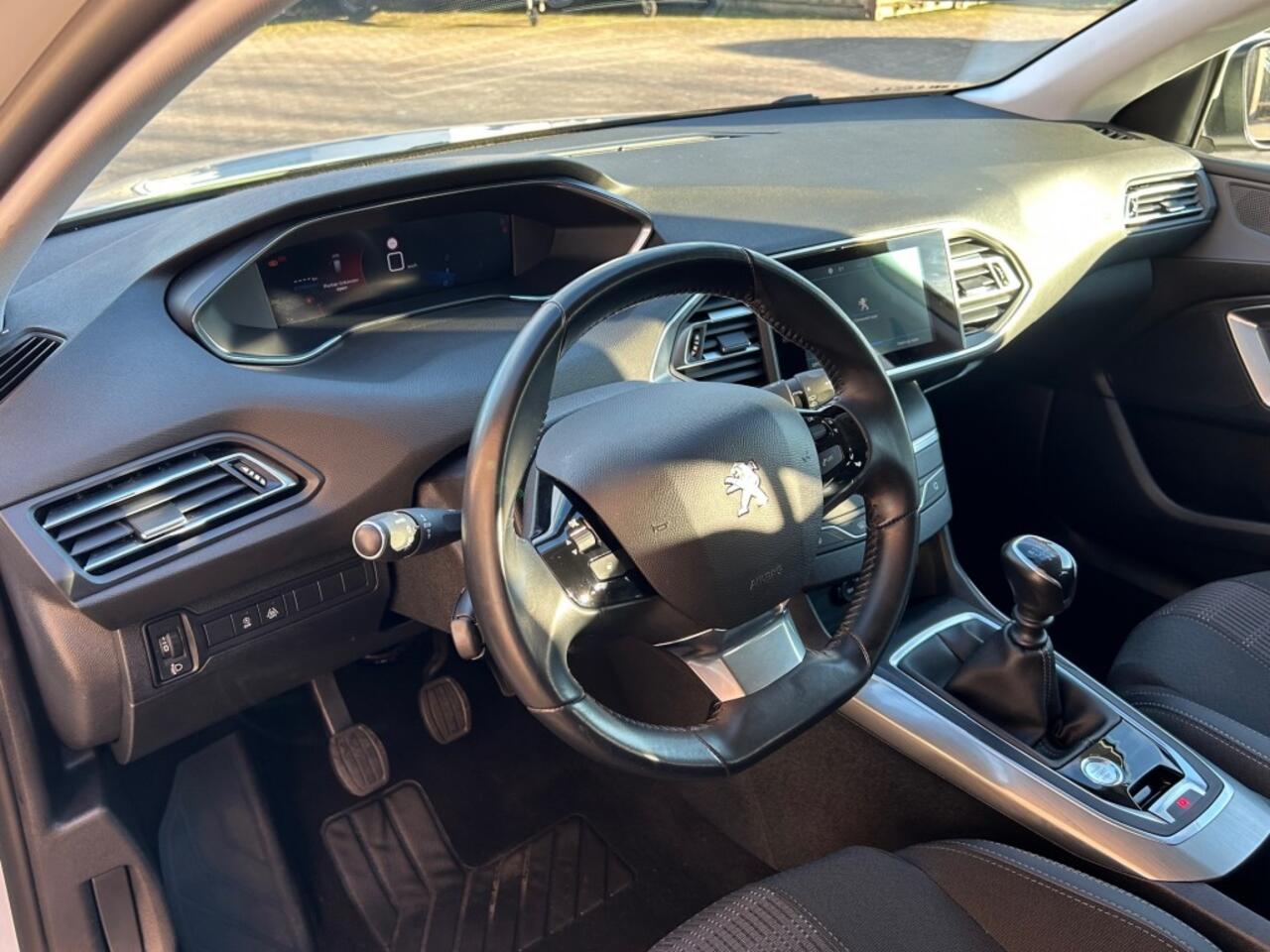 Peugeot 308 PEUGEOT 308 SW1.2 PURETECH ALLURE 130PK ORIGINEEL NL AUTO