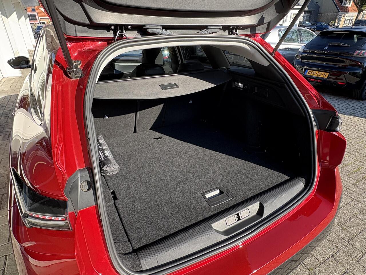 Peugeot 308 SW 1.2T 130pk Allure Pack Business | Keyless Entry | Achteruitrijcamera | Navigatie | Adaptieve Cruise Control | Draadloos telefoonlader | Lichtmetalen velgen | Privacy Glass