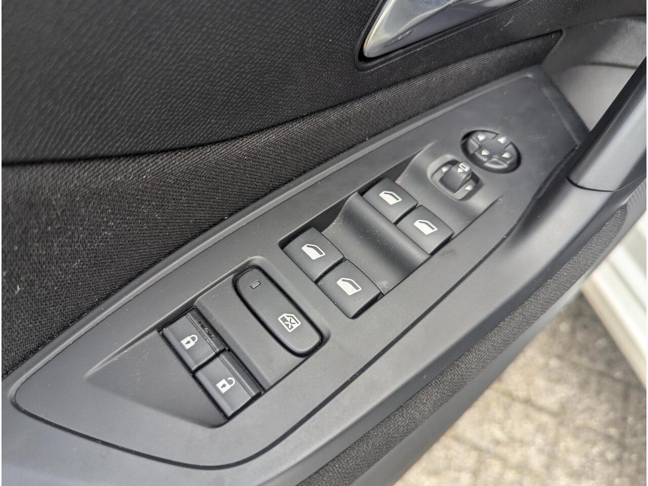 Peugeot 308 Active Pack Business 1.2 Turbo 130pk | NAVI | PARKEERHULP | LM-VELGEN | DAB+ | ACTIVE SAFETY BRAKE PLUS | CLIMA | CRUISE CONTROL |