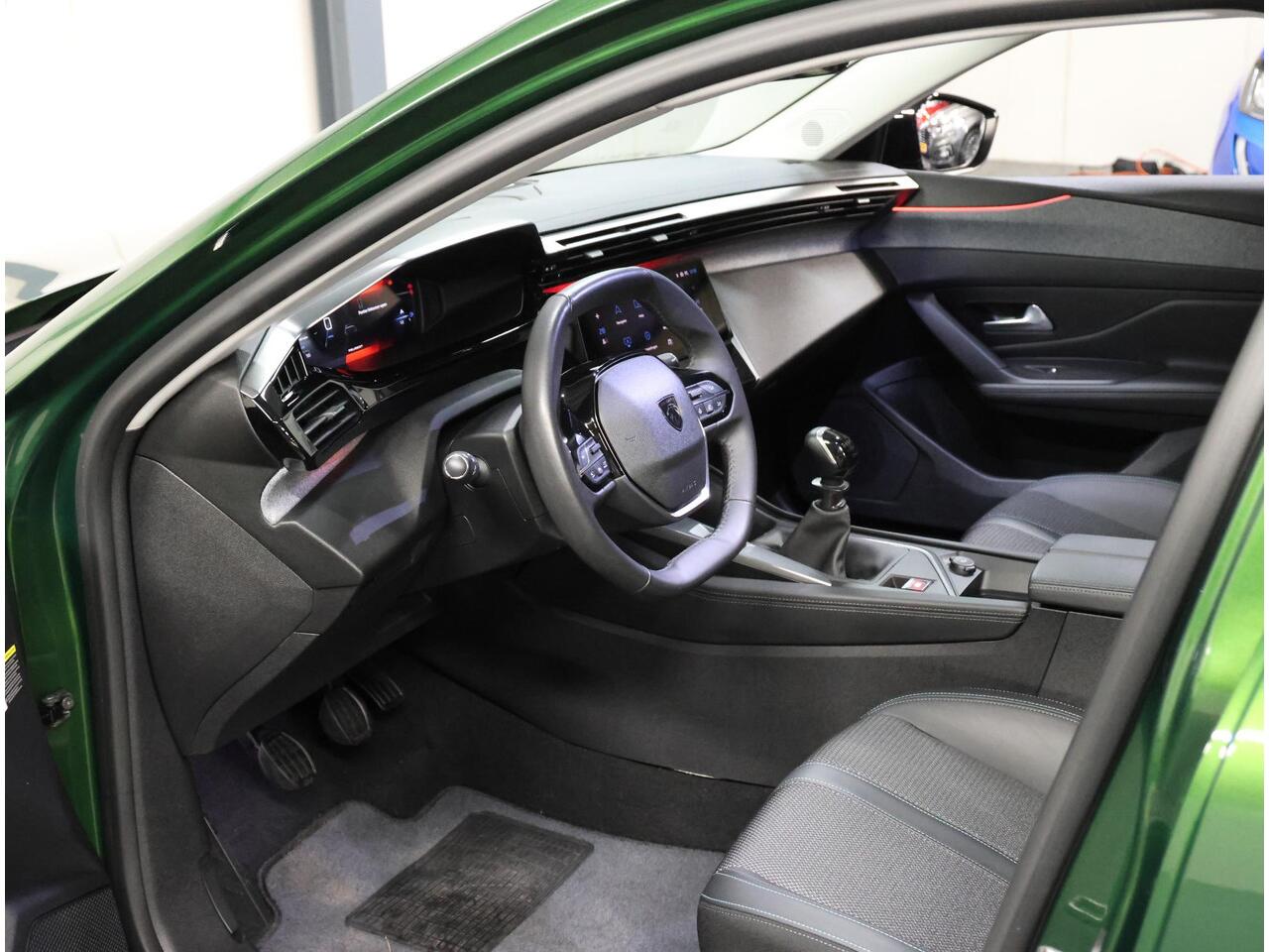 Peugeot 308 130PK Allure | AppleCarPlay/AndroidAuto | Adaptive Cruise Control | LEER/Stof | Camera | Keyless | LED lampen | Navigatie | 17"LMV | Armsteun | Keyless | Privacy Glass | Isofix |