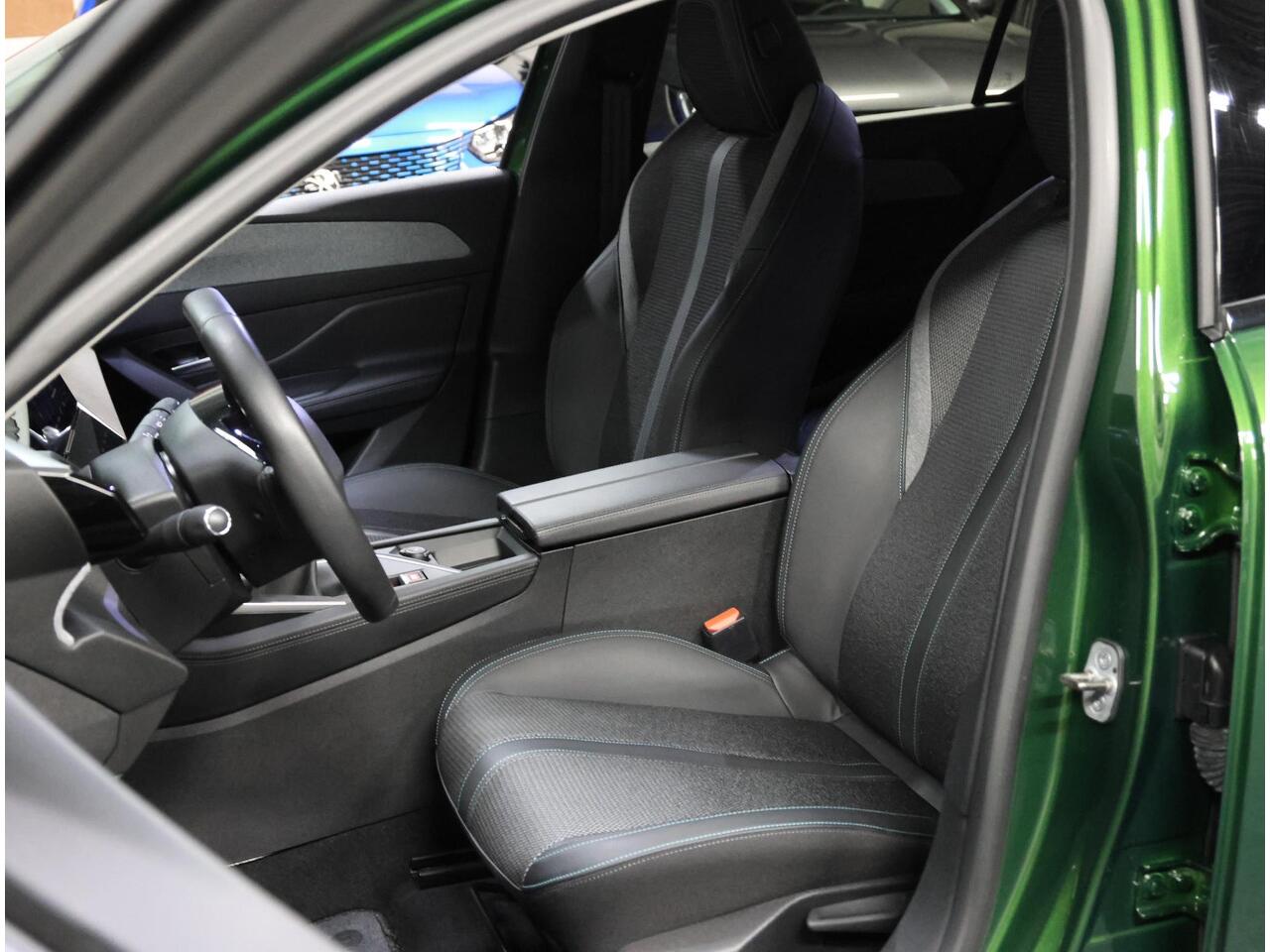 Peugeot 308 130PK Allure | AppleCarPlay/AndroidAuto | Adaptive Cruise Control | LEER/Stof | Camera | Keyless | LED lampen | Navigatie | 17"LMV | Armsteun | Keyless | Privacy Glass | Isofix |