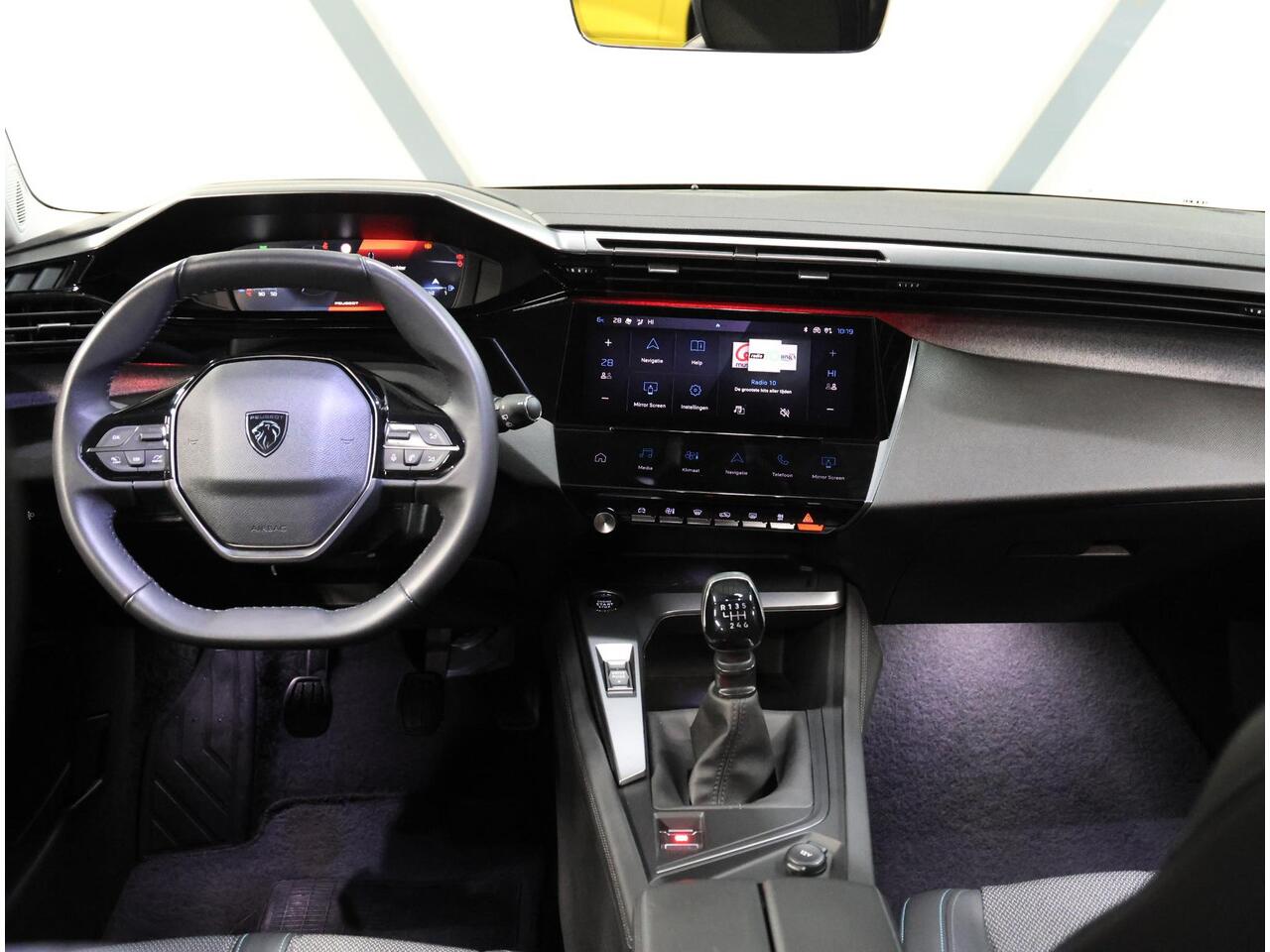 Peugeot 308 130PK Allure | AppleCarPlay/AndroidAuto | Adaptive Cruise Control | LEER/Stof | Camera | Keyless | LED lampen | Navigatie | 17"LMV | Armsteun | Keyless | Privacy Glass | Isofix |