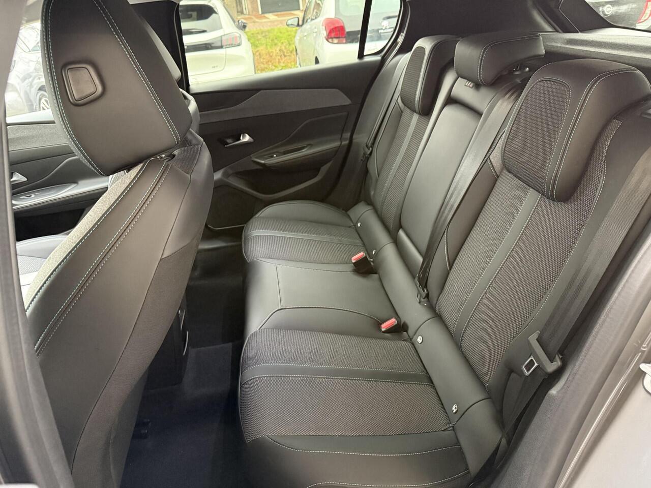 Peugeot 308 1.2T 130pk Allure | Achteruitrijcamera | Apple carplay | Navigatiesysteem | Parkeersensoren voor en achter | Electronic climate control