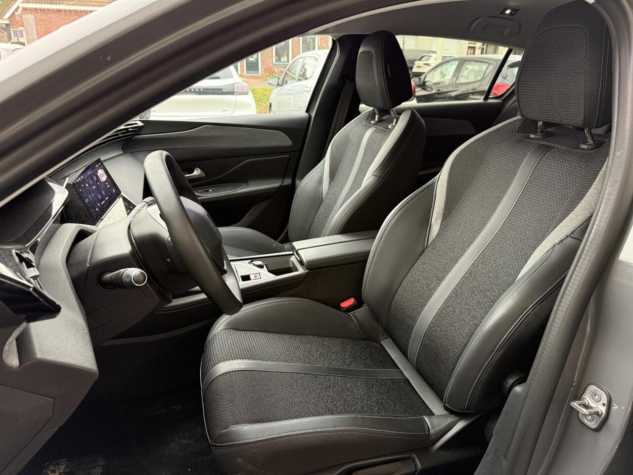 Peugeot 308 1.2T 130pk Allure | Achteruitrijcamera | Apple carplay | Navigatiesysteem | Parkeersensoren voor en achter | Electronic climate control