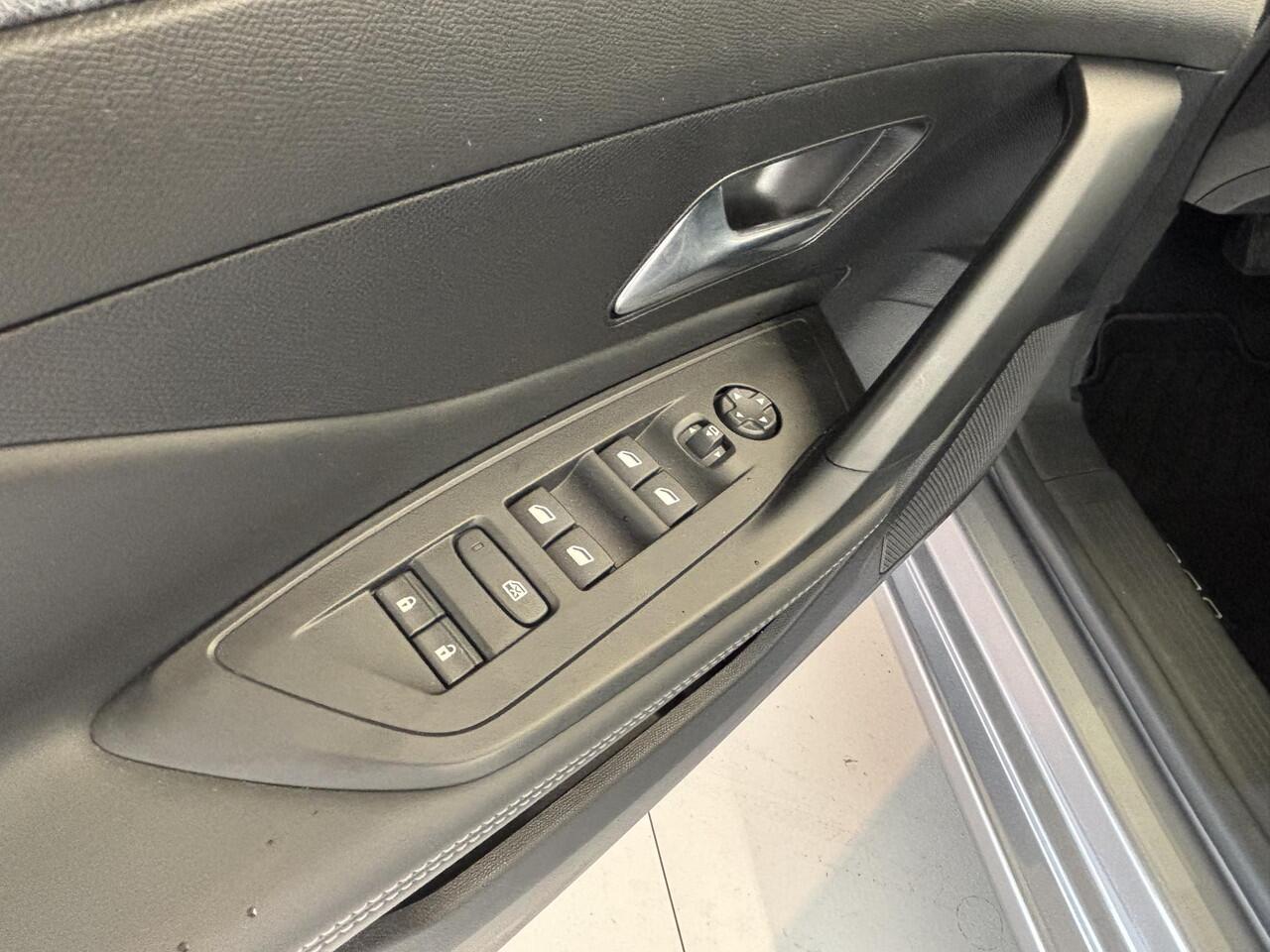 Peugeot 308 1.2 PureTech Allure Automaat | Afneembare trekhaak | Navigatie | 360 camera | Navigatie | Android auto / Apple carplay