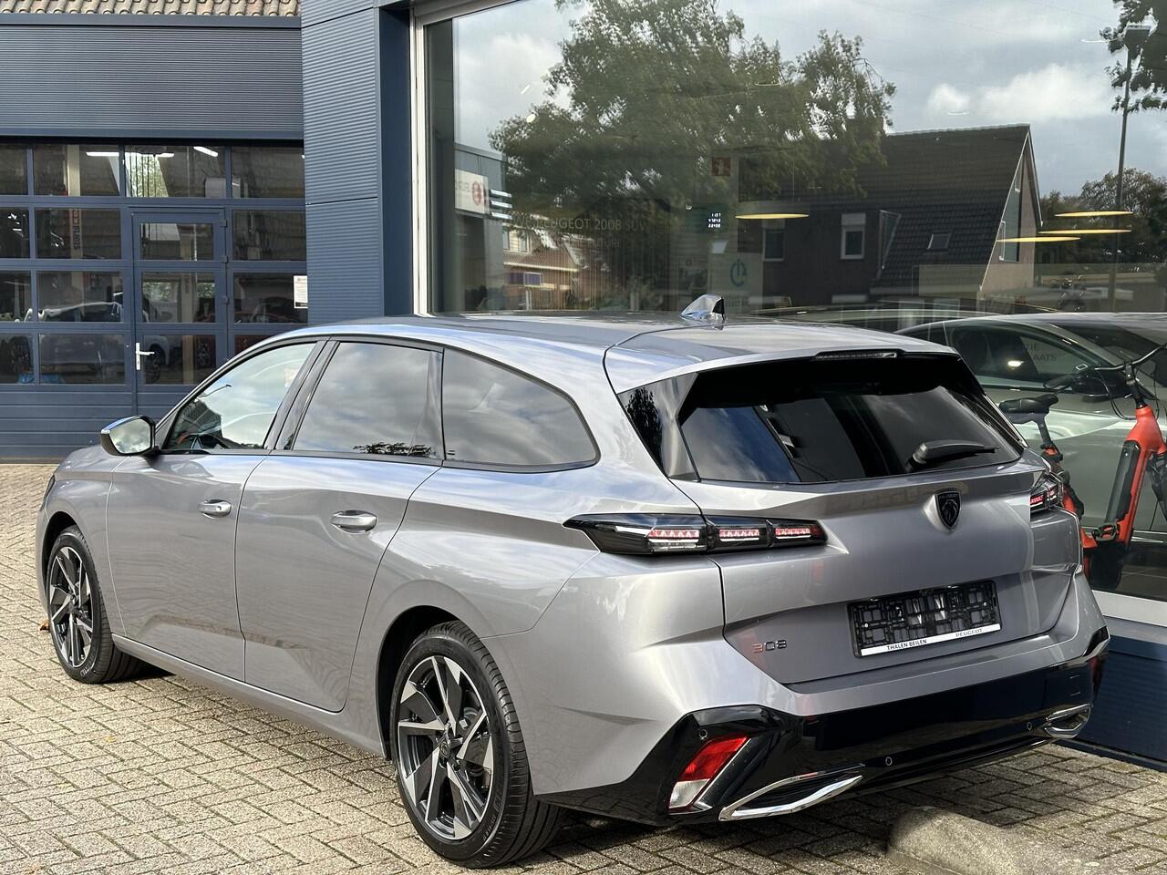 Peugeot 308 SW 1.2 Hybrid 145 PK Automaat Allure hybride Automaat | Navigatie | Climate Control | Adaptieve Cruise Control | Camera | Parkeersensoren | LED Verlichting | 17 Inch Lichtmetalen Velgen | Apple Carplay & Android Auto Draadloos | Zeer Ruime Stationwagen |