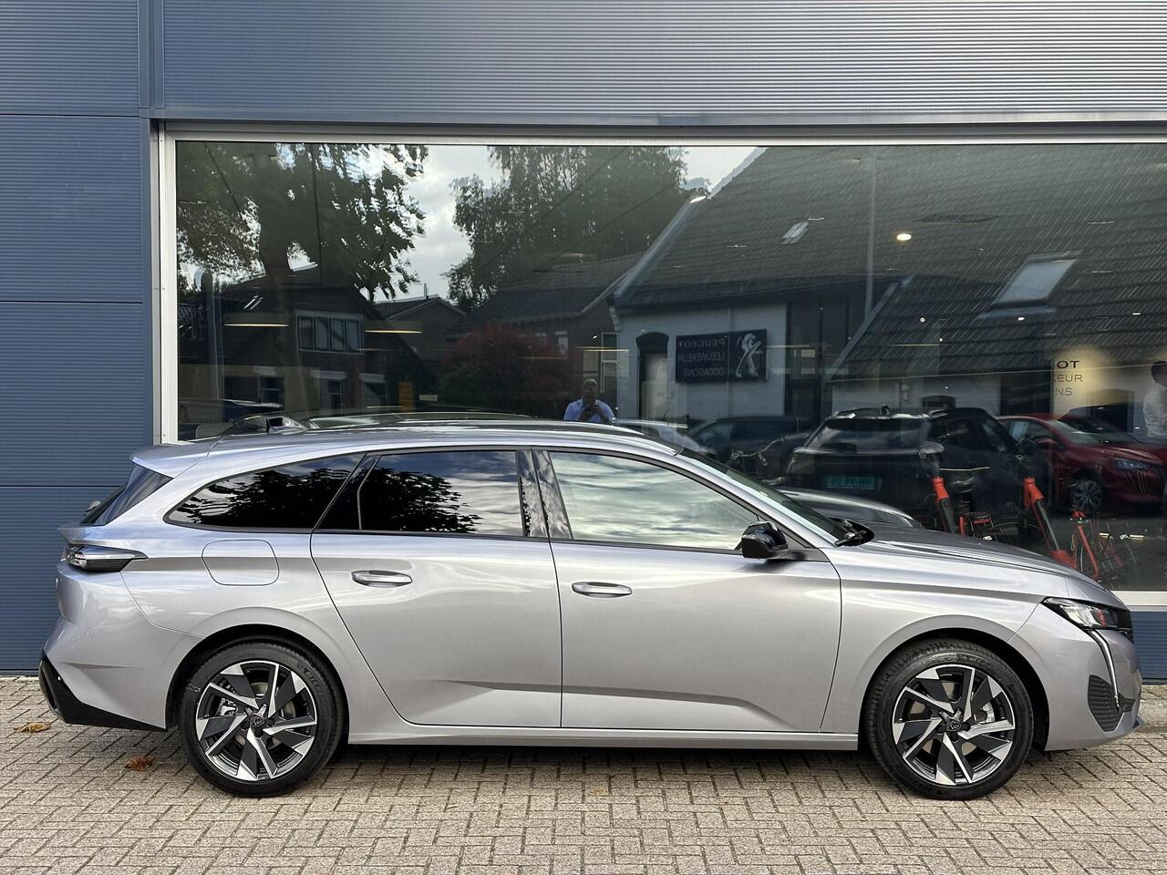 Peugeot 308 SW 1.2 Hybrid 145 PK Automaat Allure hybride Automaat | Navigatie | Climate Control | Adaptieve Cruise Control | Camera | Parkeersensoren | LED Verlichting | 17 Inch Lichtmetalen Velgen | Apple Carplay & Android Auto Draadloos | Zeer Ruime Stationwagen |