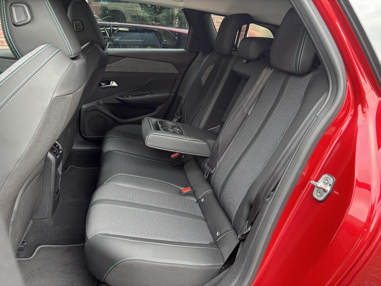 Peugeot 308 SW Allure Pack 1.2 Turbo 130pk | NAVI | 360° CAMERA | AGR-STOEL | STOELVERW. | DODEHOEKBEW. | LM-VELGEN | DRAADLOZE TELEFOONLADER | KEYLESS ENTRY