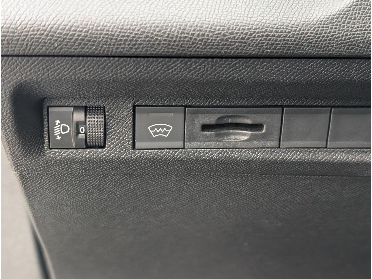 Peugeot 308 SW Allure Pack 1.2 Turbo 130pk | NAVI | 360° CAMERA | AGR-STOEL | STOELVERW. | DODEHOEKBEW. | LM-VELGEN | DRAADLOZE TELEFOONLADER | KEYLESS ENTRY