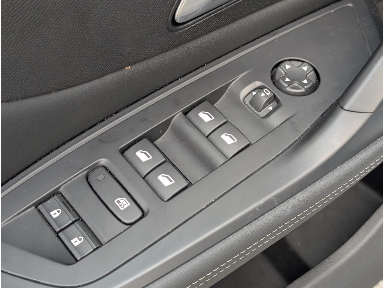 Peugeot 308 SW Allure Pack 1.2 Turbo 130pk | NAVI | 360° CAMERA | AGR-STOEL | STOELVERW. | DODEHOEKBEW. | LM-VELGEN | DRAADLOZE TELEFOONLADER | KEYLESS ENTRY