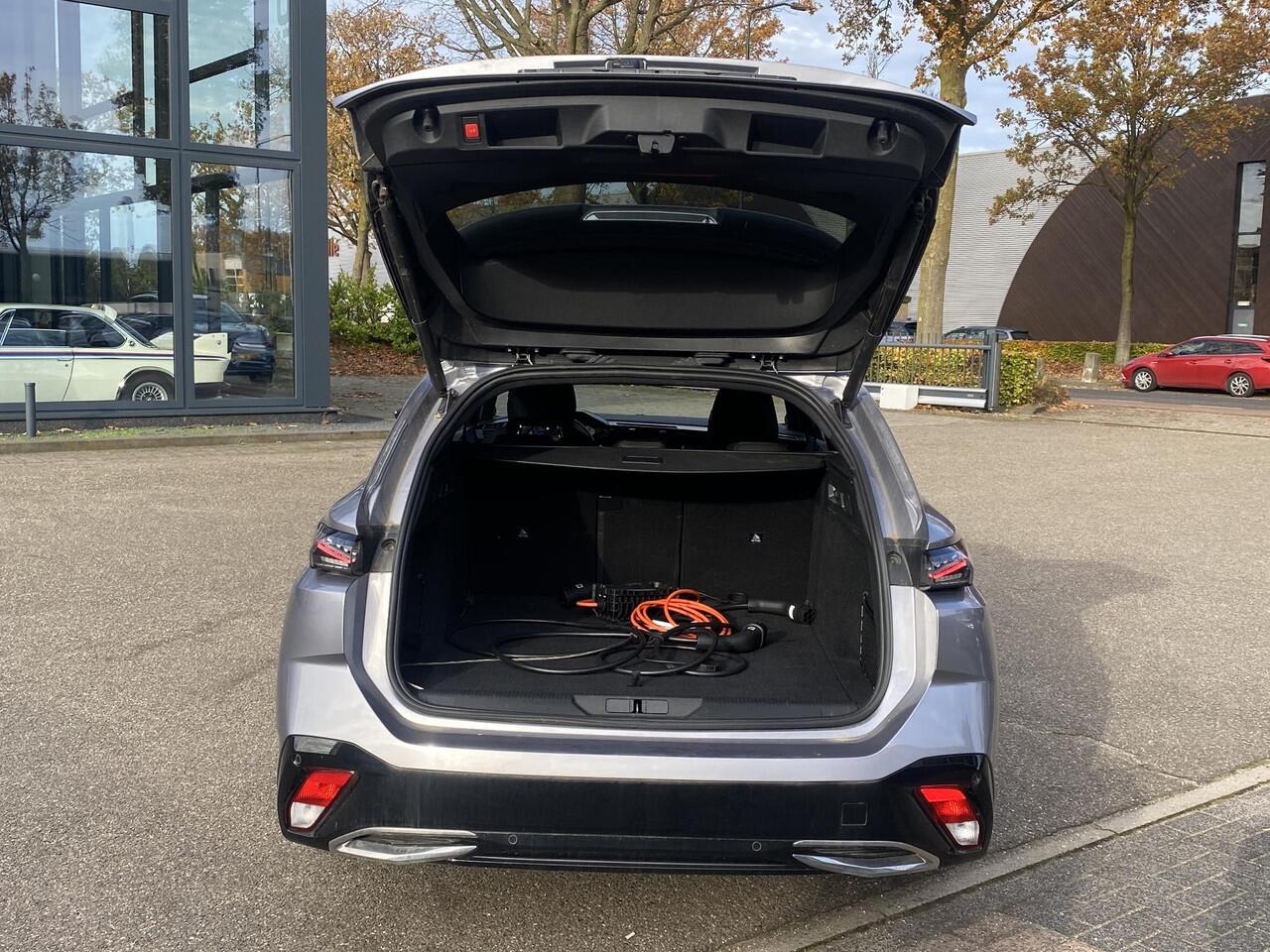 Peugeot 308 1.6 Plug-in Hybrid 225 GT VAN: ¤33.900,- VOOR: ¤29.877,- UW EINDEJAARSVOORDEEL: ¤4.023,- |FOCAL AUDIO | ELEK. ACHTERKLEP| ADAP. CRUISE| 360 CAMERA| DODE HOEK SENSOR|