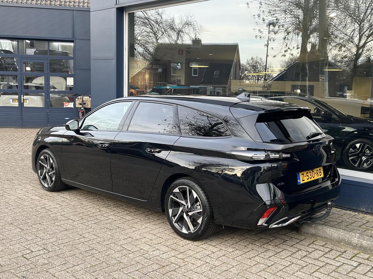 Peugeot 308 SW 1.2 Turbo 130 PK Allure | Automaat | Trekhaak 1400KG | All Season banden | Navigatie | 360 Graden HD Camera | Full LED Verlichting | Cruise Control | Keyless Entry | Dode Hoek Detectie | Adaptieve Cruise Control | Digitaal Dashbord | 17" Lichtmetalen V