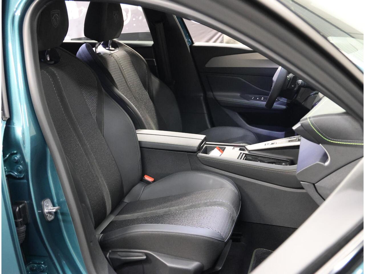 Peugeot 308 SW 1.6 Plug-in Hybrid 180PK GT | AppleCarPlay/AndroidAuto | 18"LMV | Navigatie | Adaptive Cruise Control | Climate Control | 360'Camera | Keyless entry | Privacy Glass | Isofix | Elektrische AchterKlep