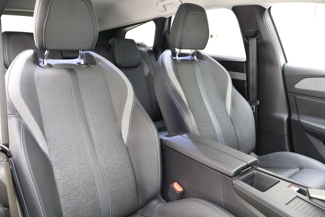 Peugeot 308 SW 1.2 PureTech Allure | Apple carplay/Android auto | Parkeercamera V + A | Electronic climate control | Draadloze telefoonlader | Stoelverwarming | Navigatie | Parkeersensoren V+A | Automaat