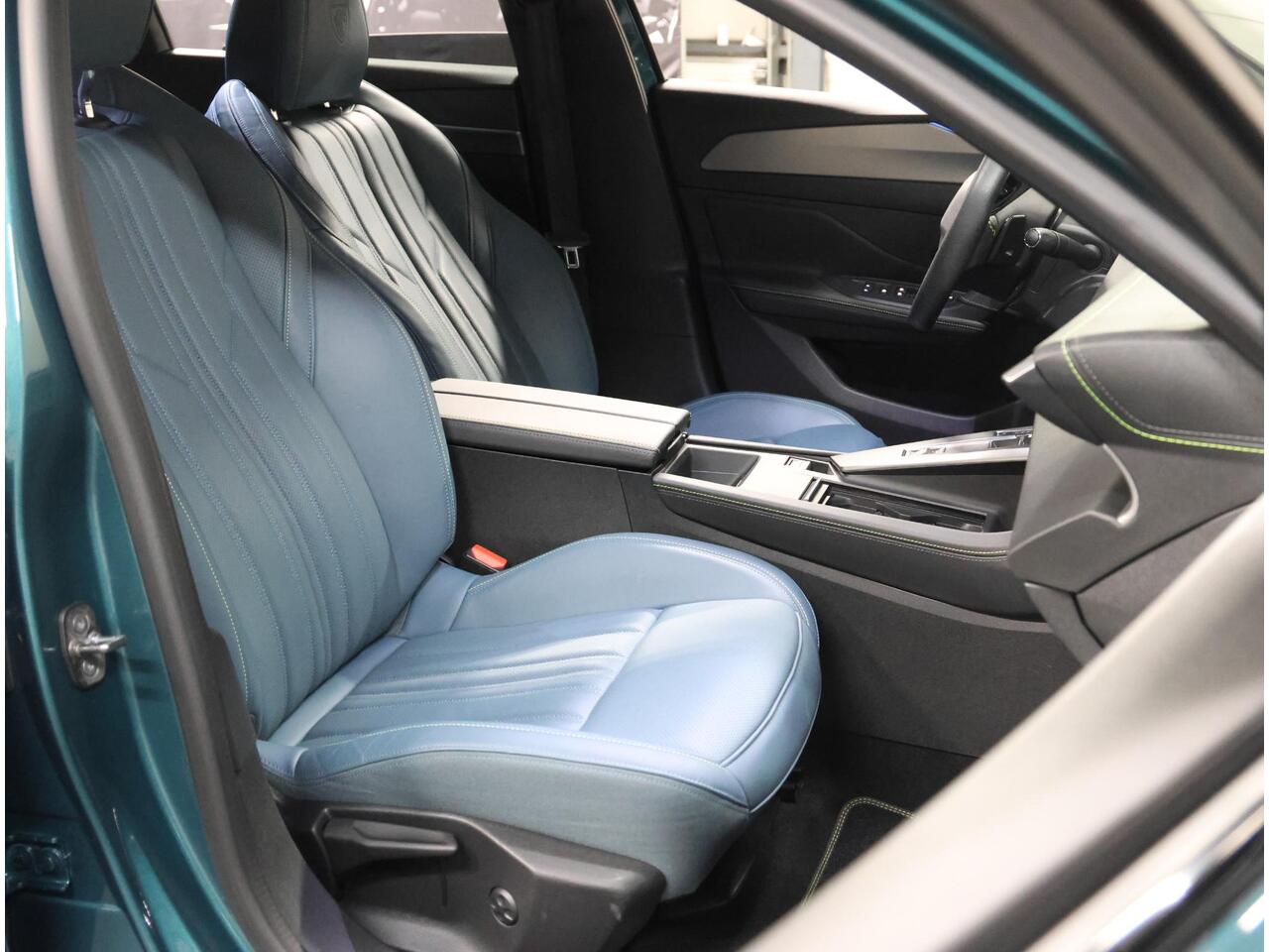 Peugeot 308 SW 1.6 Plug-in Hybrid 225PK GT | Winterpakket | Nappa leder | Adaptive CruiseControl | Augmented Vision Pack | On board Charger | Electrische achterklep | Climate Control | 360'Camera | Keyless | Privacy Glass | Isofix |