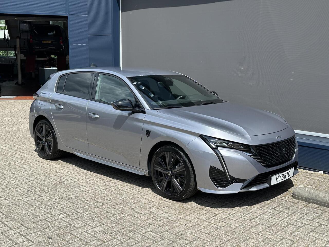 Peugeot 308 1.2 Hybrid 145 PK GT Automaat | NETTO DEAL MET ¤ 8.000 DEMO VOORDEEL | 3D-Cockpit | Alcantara Massage Stoelen Elektrisch Verstelbaar | Navigatie | Digitaal Dashboard | 360 Graden Camera | Adaptieve Cruise Control | Dode Hoek Detectie | Keyless Entry | Sto