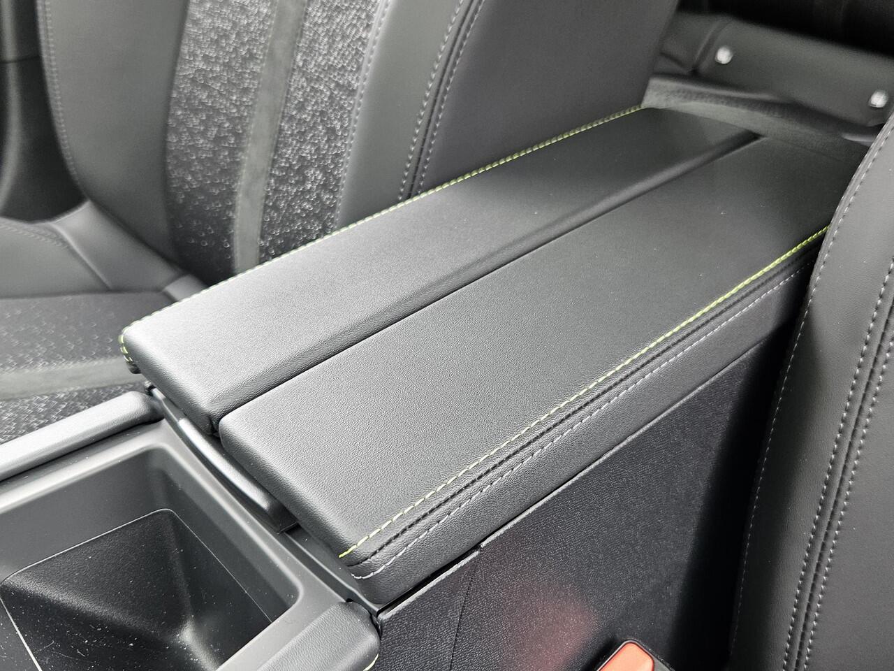 Peugeot 308 GT Hybrid Automaat / NIEUW / Fabrieksgarantie tot 28-3-2027 / 360 Graden Camera / Apple Carplay & Android Auto / Adaptief Cruise Control / Climate Control / Navigatie /