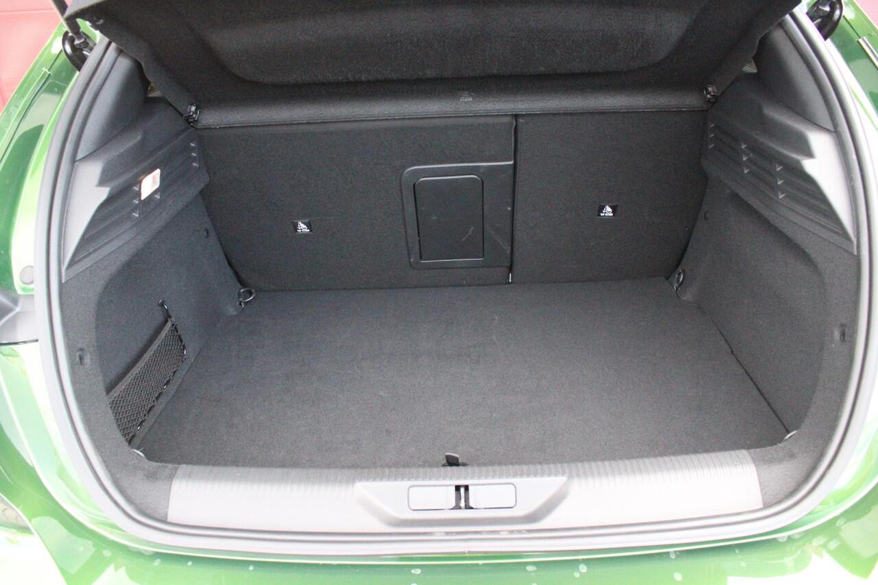 Peugeot 308 1.6 Plug-in Hybrid 225PK GT | ELEKTRISCH BEDIENBARE BESTUURDERSSTOEL MET GEHEUGENFUNCTIE | VOORSTOELEN MET VERWARMING EN MASSAGE FUNCTIE | 360° CAMERA | PARKEERSENSOREN VOOR + ACHTER | NAVIGATIE | DRAADLOZE APPLE CARPLAY/ANDROID AUTO | DAB+ RADIO | DODEHO