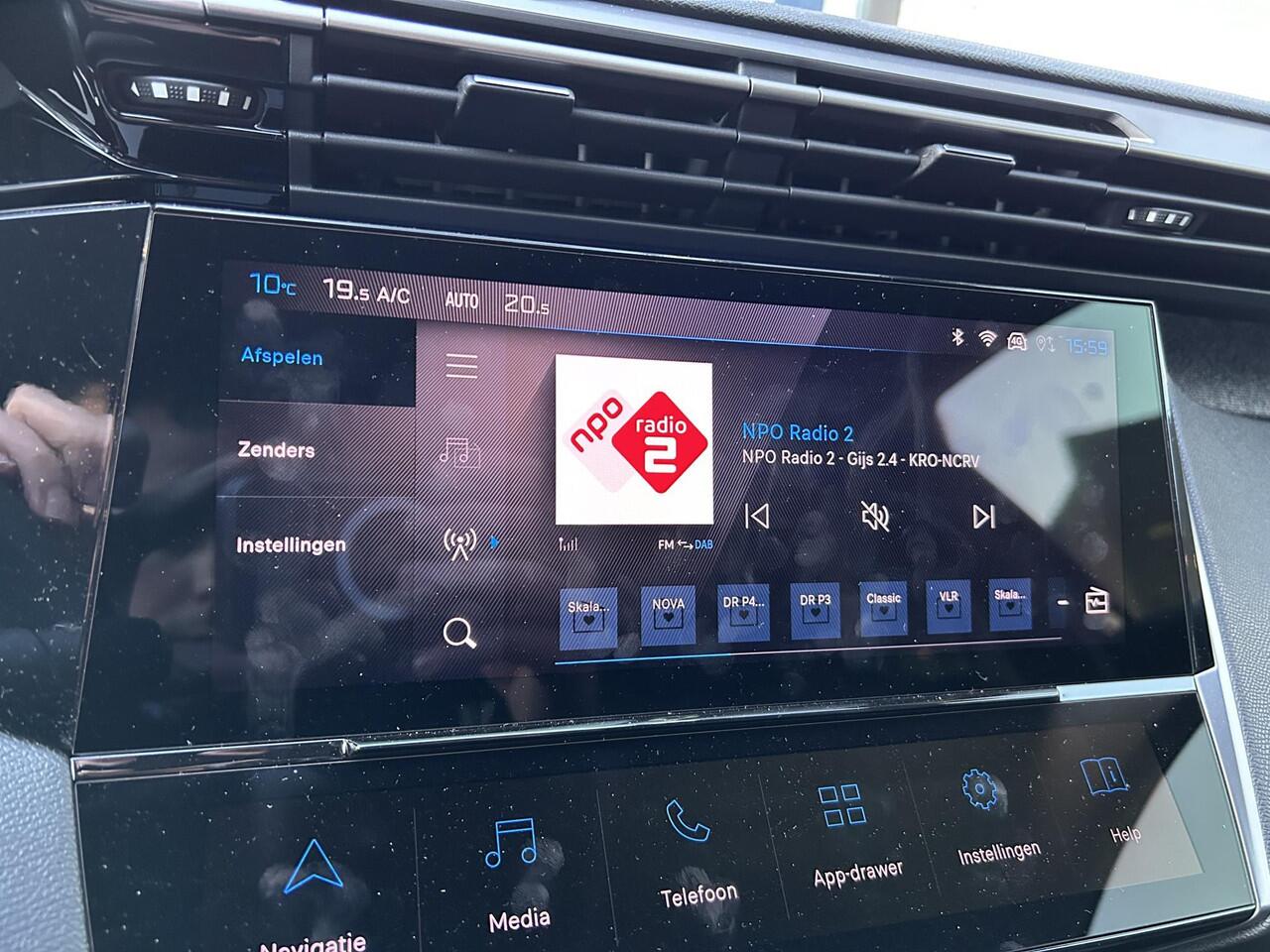 Peugeot 408 1.6 HYbrid Allure Pack 180 PK | Automaat Hybride | Bouwjaar 12-2023 | NETTO DEAL AANBIEDING | Digitaal Dashboard | Dode Hoek Bewaking | LED Verlichting | Stoelverwarming | Draadloos Apple Carplay & Android auto | Lichtmetalen velgen | Groot Multimedia Sch