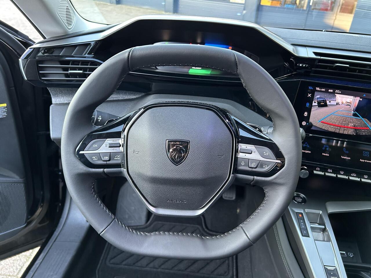 Peugeot 408 1.6 HYbrid Allure Pack 180 PK | Automaat Hybride | Bouwjaar 12-2023 | NETTO DEAL AANBIEDING | Digitaal Dashboard | Dode Hoek Bewaking | LED Verlichting | Stoelverwarming | Draadloos Apple Carplay & Android auto | Lichtmetalen velgen | Groot Multimedia Sch