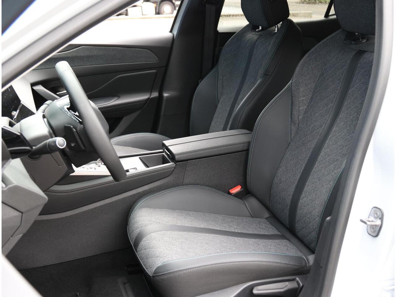 Peugeot 408 1.2 Hybrid 136PK e-DCS6 Allure | AUTOMAAT | AppleCarplay/AndroidAuto | Navigatie | Achteruitrijcamera | Parkeersensoren | FULL LED | Keyless Entry/Start | Adaptieve Cruise Control | Privacy Glass |