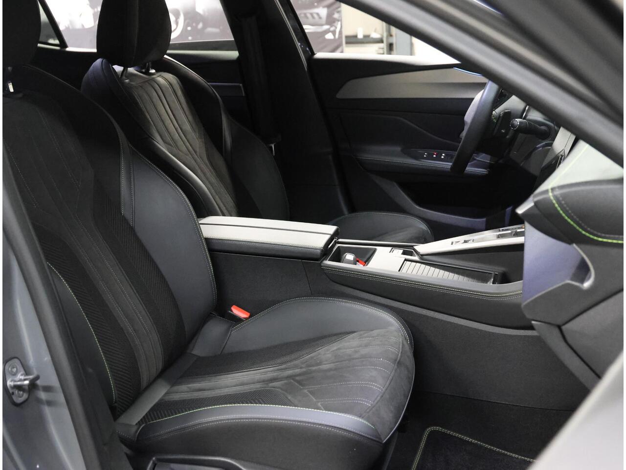 Peugeot 408 1.6 HYbrid 180PK GT | Elektrische achterklep | AppleCarPlay/AndroidAuto | 18"LMV | Navigatie | Adaptive Cruise Control | Climate Control | Camera | Keyless entry | Alcantara/Leer | Privacy Glass |