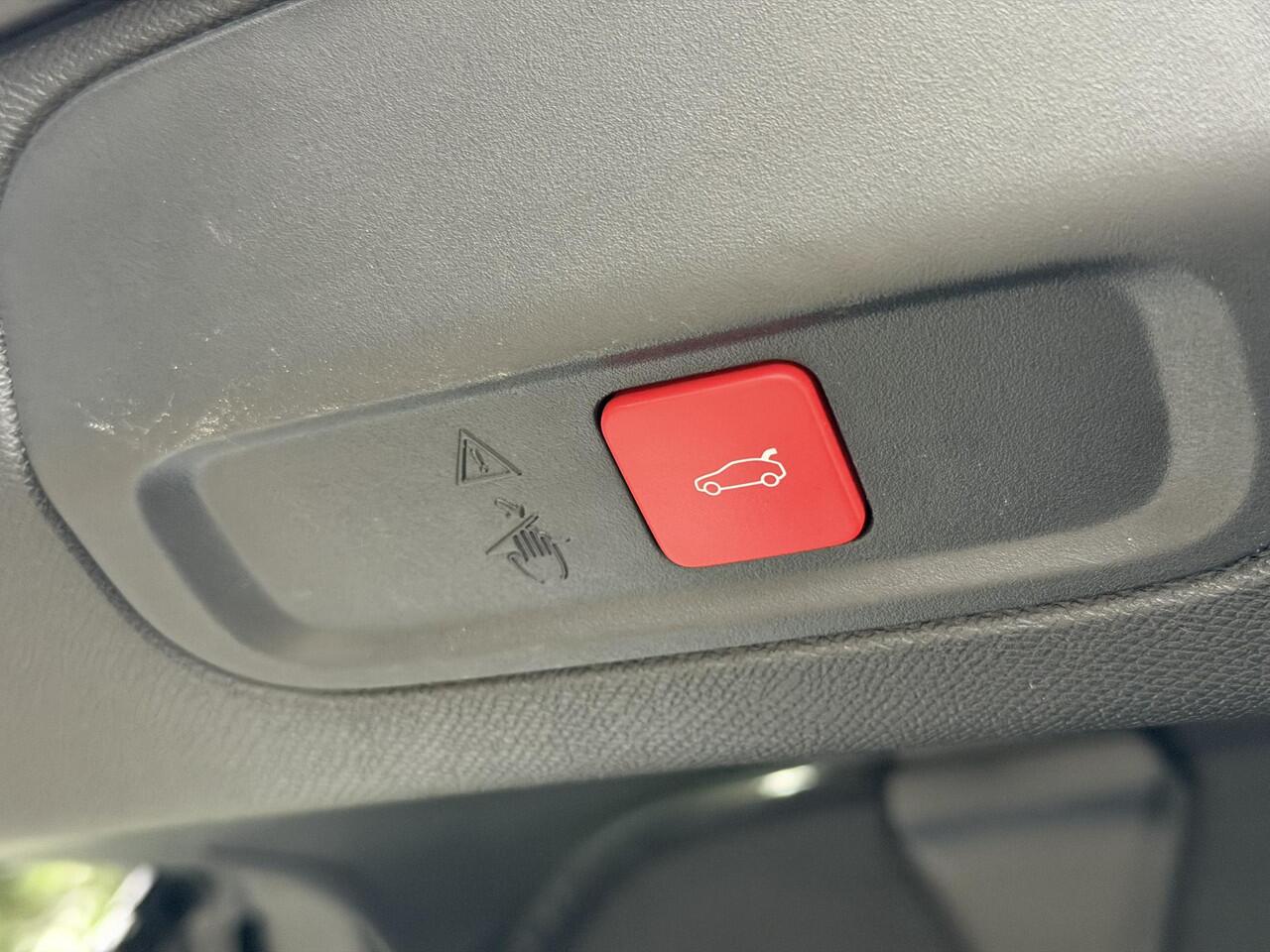 Peugeot 408 GT 1.2 Hybrid 136PK e-DCS6 Automaat Navigatie, Achteruitrijcamera, Keyless, Parkeersensoren, Stuurwielverwarming, Apple Carplay, Android Auto