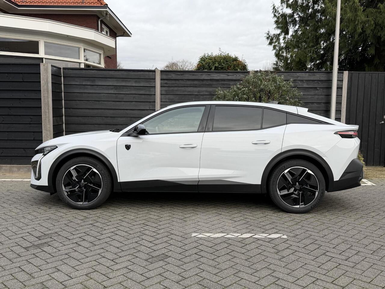 Peugeot 408 GT 1.2 Hybrid 136PK e-DCS6 Automaat Navigatie, Achteruitrijcamera, Keyless, Parkeersensoren, Stuurwielverwarming, Apple Carplay, Android Auto