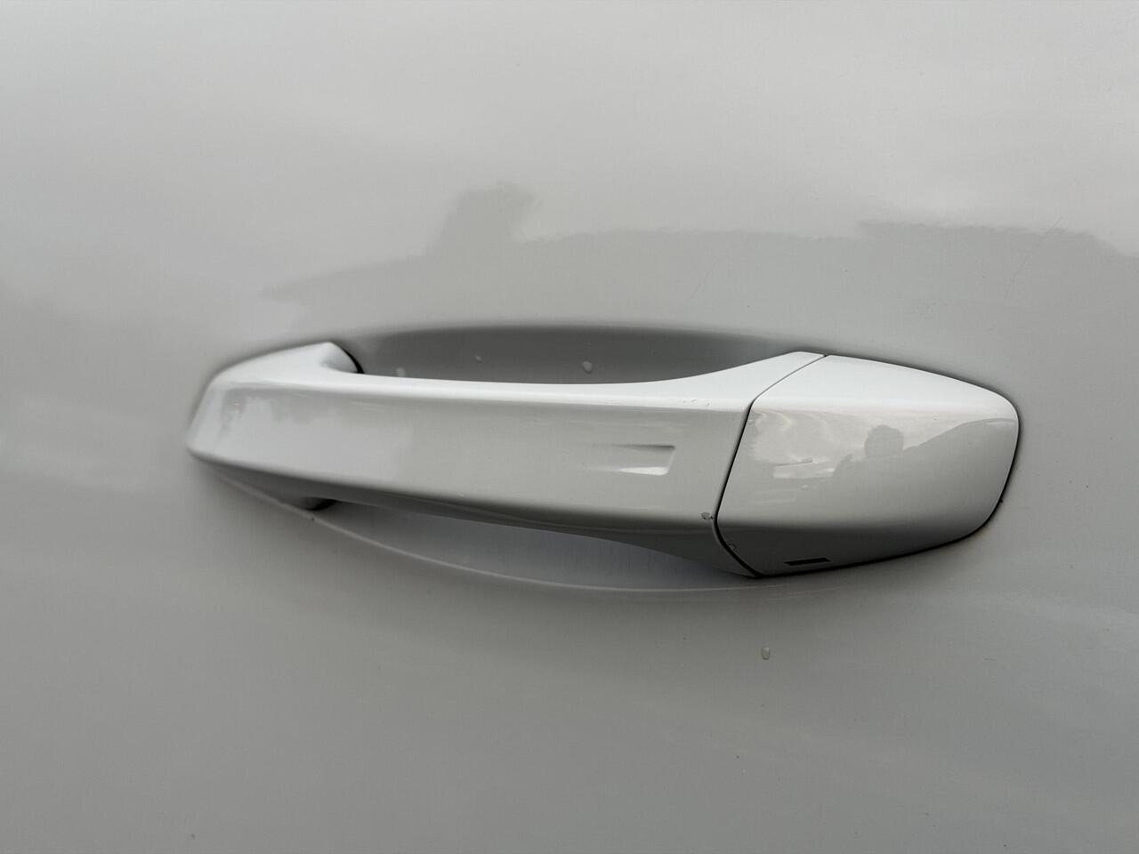 Peugeot 408 GT 1.2 Hybrid 136PK e-DCS6 Automaat Navigatie, Achteruitrijcamera, Keyless, Parkeersensoren, Stuurwielverwarming, Apple Carplay, Android Auto