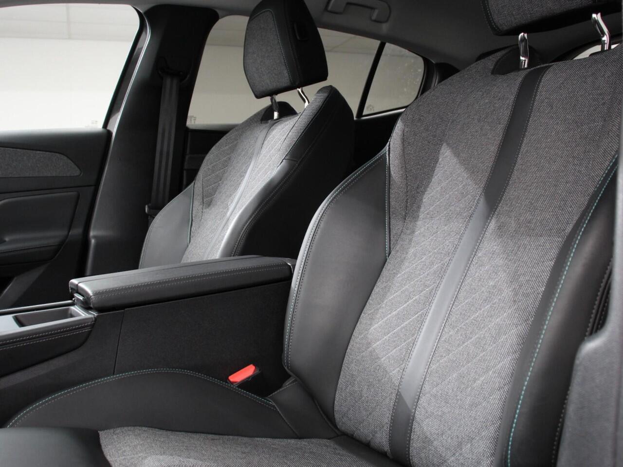 Peugeot 408 1.2 PureTech Allure 130 pk Automaat DEMO ! Navigatie Apple Carplay/Android Auto Airco Camera Parkeer sensoren Cruise Control Led Lichtmetalen Velgen Stoelverwarming