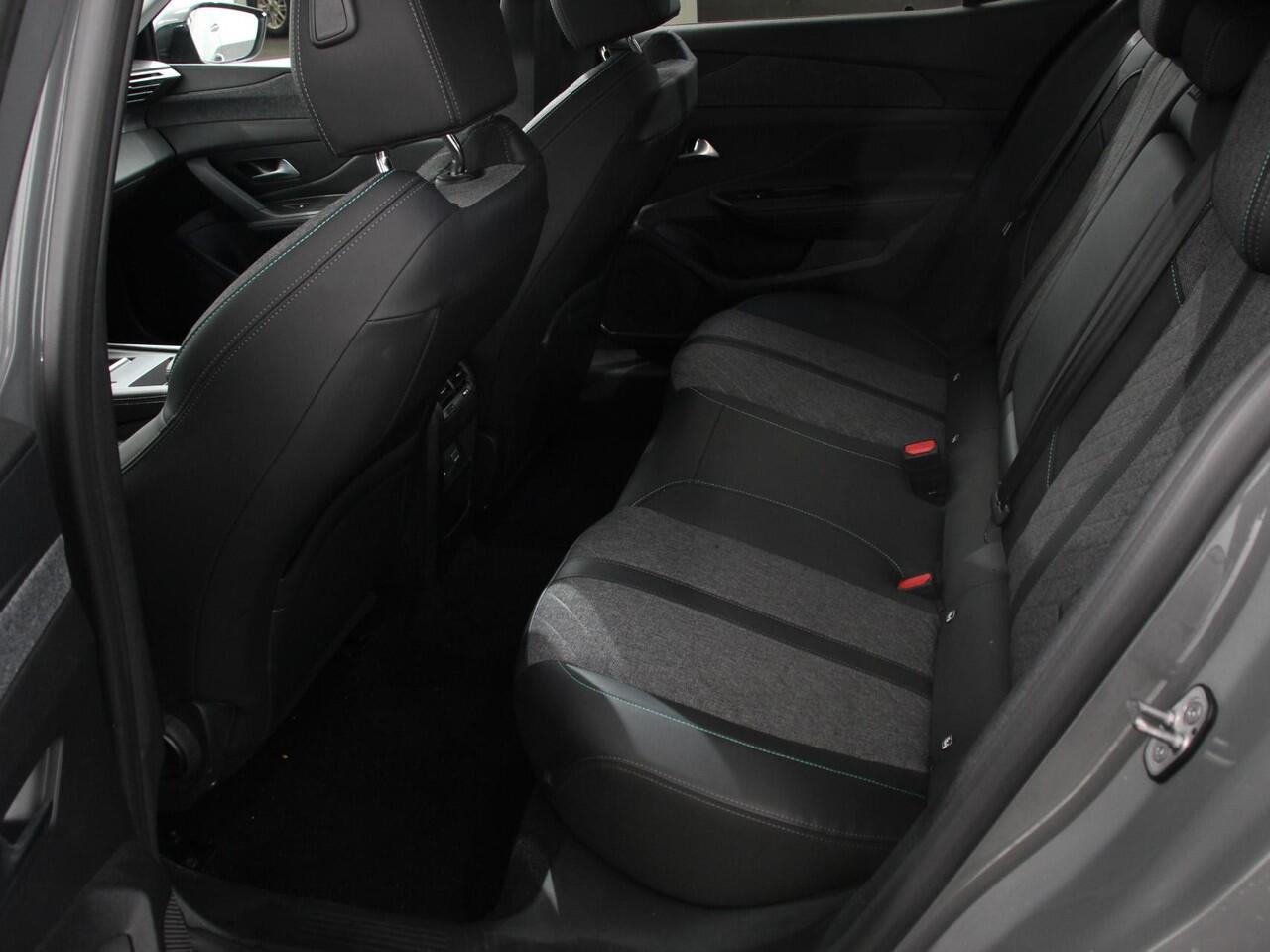 Peugeot 408 1.2 PureTech Allure 130 pk Automaat DEMO ! Navigatie Apple Carplay/Android Auto Airco Camera Parkeer sensoren Cruise Control Led Lichtmetalen Velgen Stoelverwarming