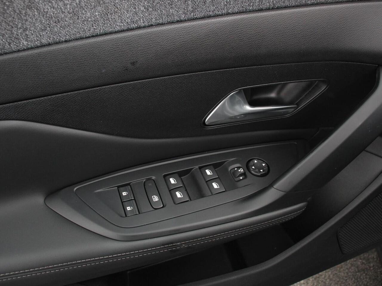 Peugeot 408 1.2 PureTech Allure 130 pk Automaat DEMO ! Navigatie Apple Carplay/Android Auto Airco Camera Parkeer sensoren Cruise Control Led Lichtmetalen Velgen Stoelverwarming