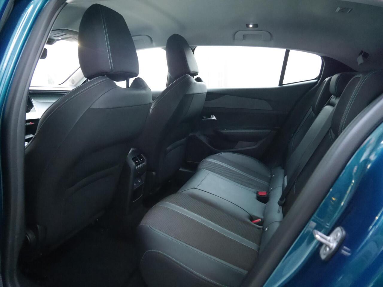 Peugeot 408 1.2 Hybrid 145 e-DCS6 Allure | 19 inch lichtmetalen velgen | Draadloze telefoonoplader | Adaptive cruise control | Achteruitrijcamera | Keyless entry en start | Climate control