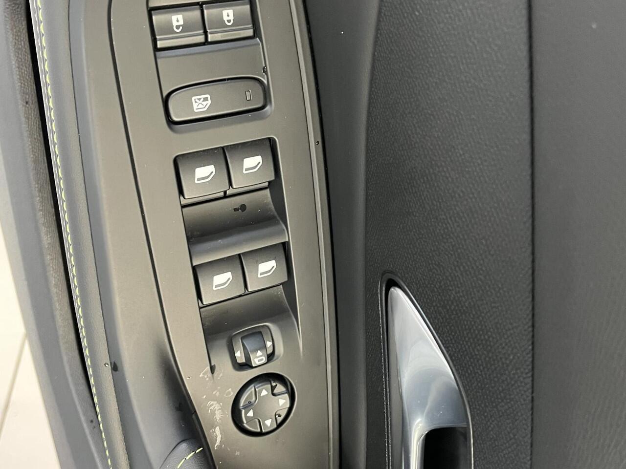 Peugeot 408 1.2 Hybrid 145 e-DCS6 GT Bekleding Alcantara/kunstleder, Panoramisch schuifdak, 360 Vision & Drive Assist Plus Pack, navigatie.