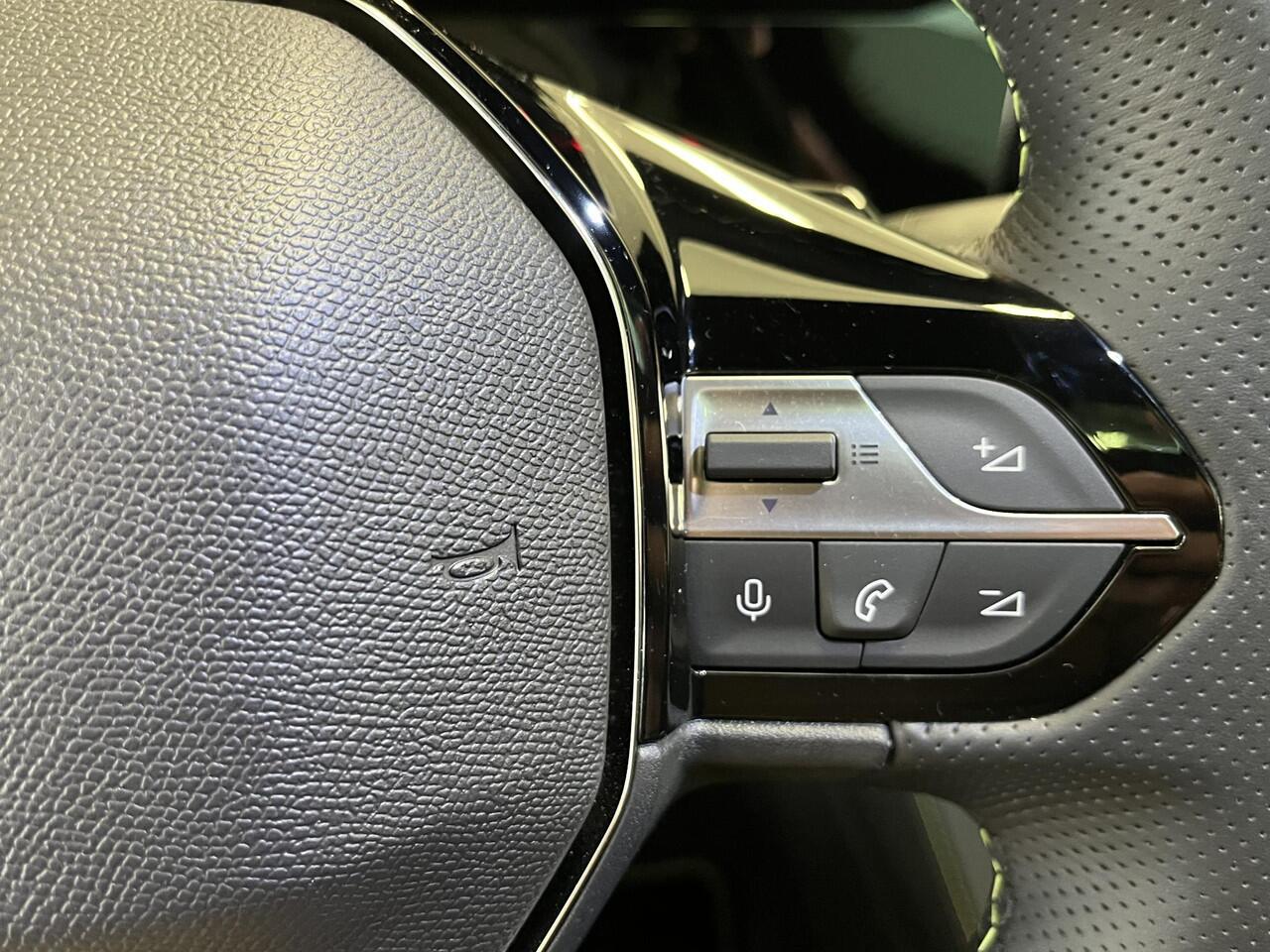 Peugeot 408 1.2 Hybrid 145 e-DCS6 GT Bekleding Alcantara/kunstleder, Panoramisch schuifdak, 360 Vision & Drive Assist Plus Pack, navigatie.