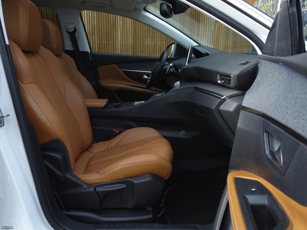 Peugeot 5008 1.6 e-THP 165PK automaat / BL. Premium / leder / LED *NAP*