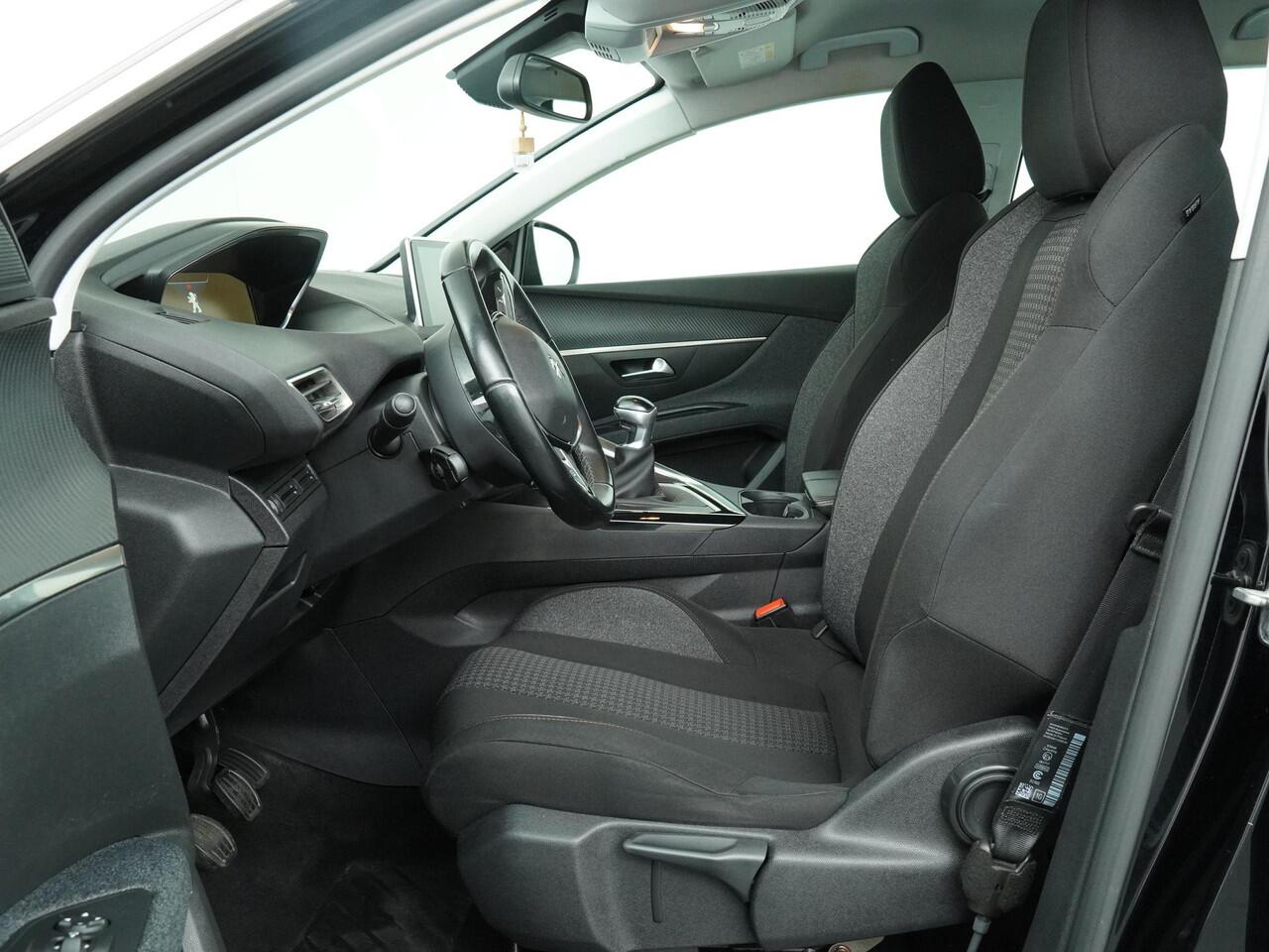 Peugeot 5008 1.2 PureTech Blue Lease Executive - 7-Zitter - Navigatie - Climate Control - Lichtmetalen velgen