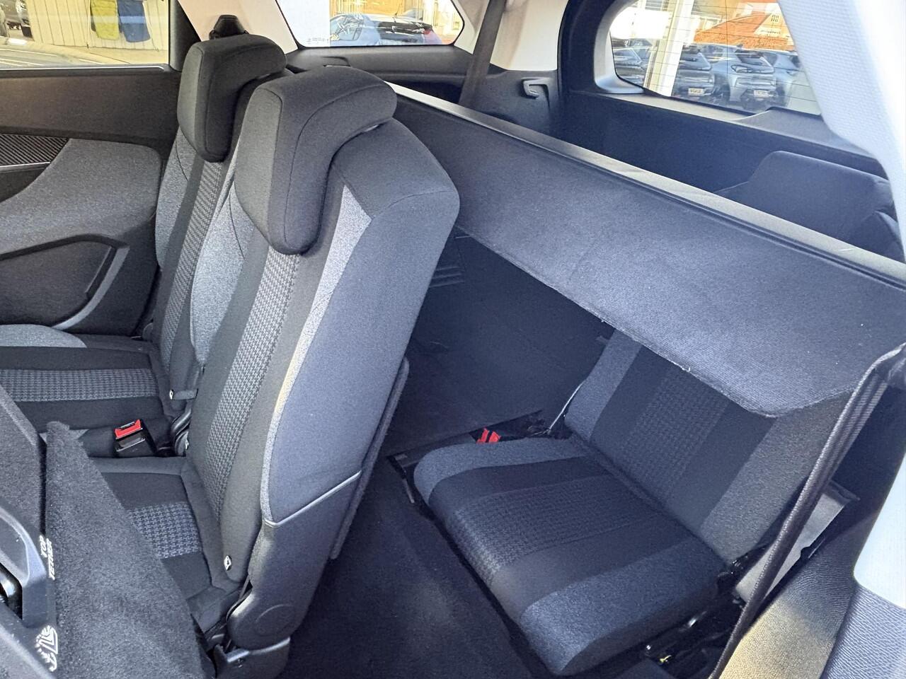 Peugeot 5008 1.2T 130pk Blue Lease Executive | 7-zitter | Achteruitrijcamera | Navi | DAB+ | Apple Carplay/Android Auto | PDC Voor + achter | Dealeronderhouden