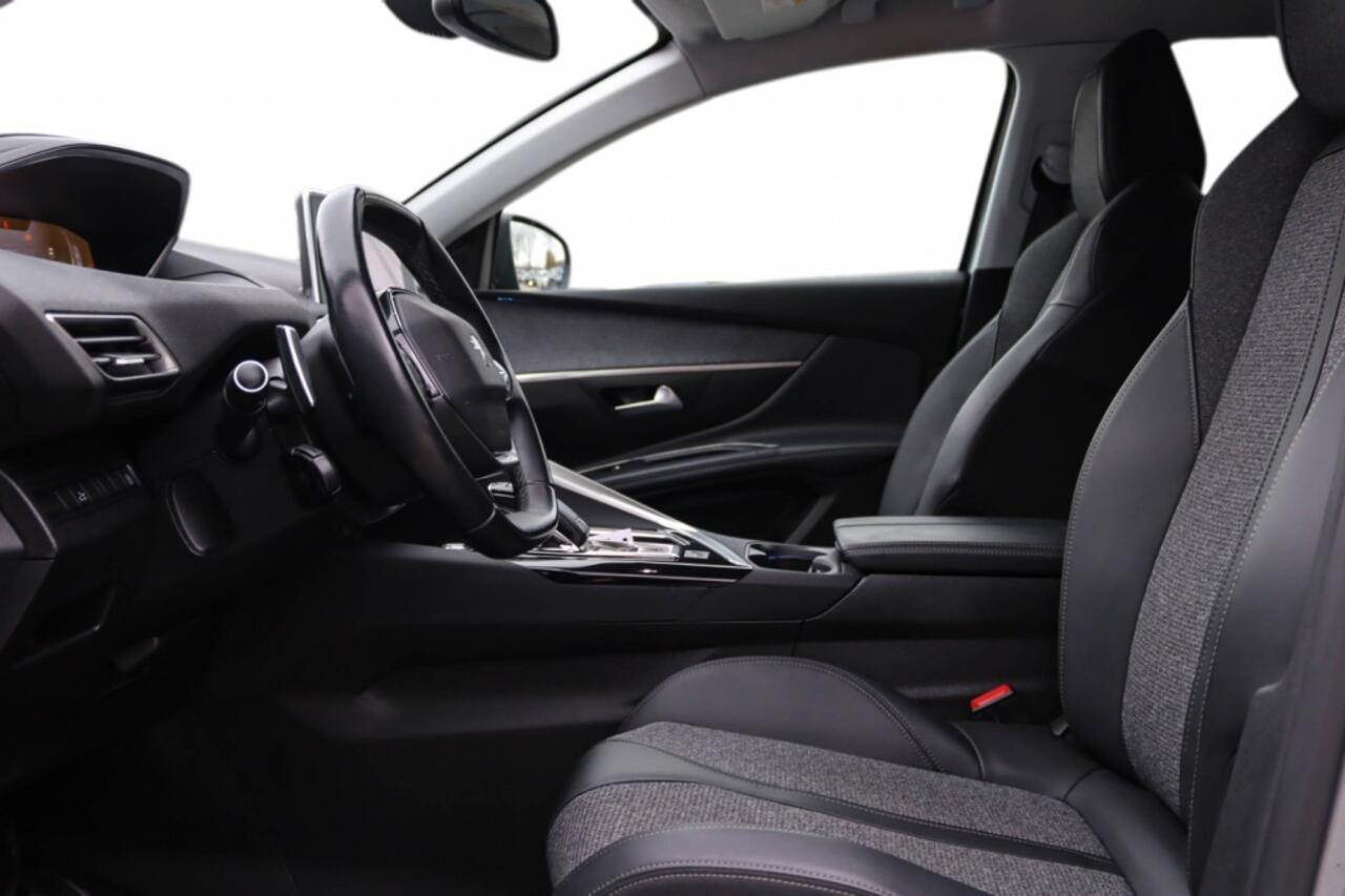 Peugeot 5008 1.2 PureTech 7P Allure Keyless l Camera l Navi