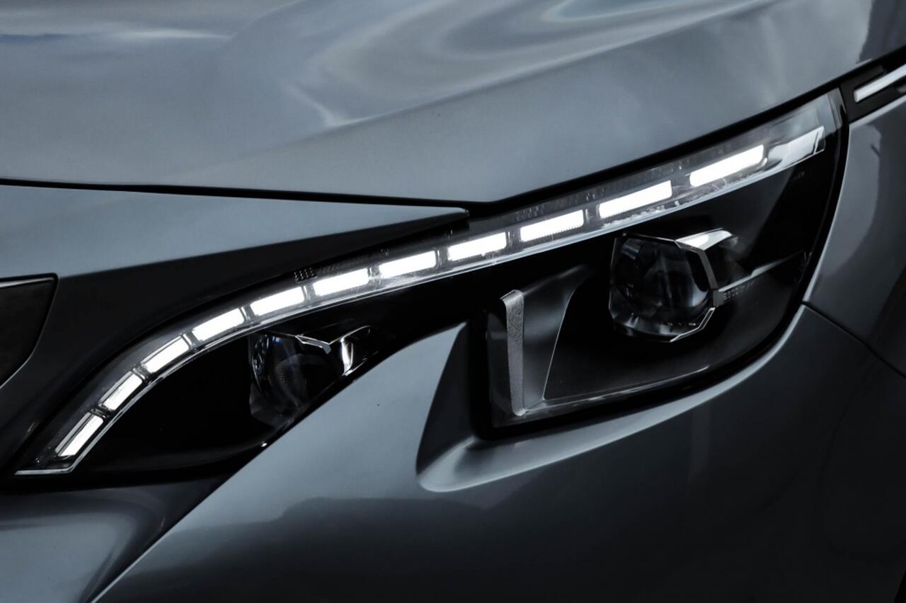 Peugeot 5008 1.2 PureTech 7P Allure Keyless l Camera l Navi