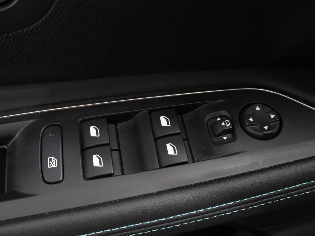 Peugeot 5008 1.2 PureTech 130pk Automaat Allure Pack | Navigatie | Apple Carplay/Android Auto | Climate Control | Cruise Control | Virtual cockpit | PDC VA + Camera | Zonneschermen achter | Keyless Go | Full LED 18" LM Velgen