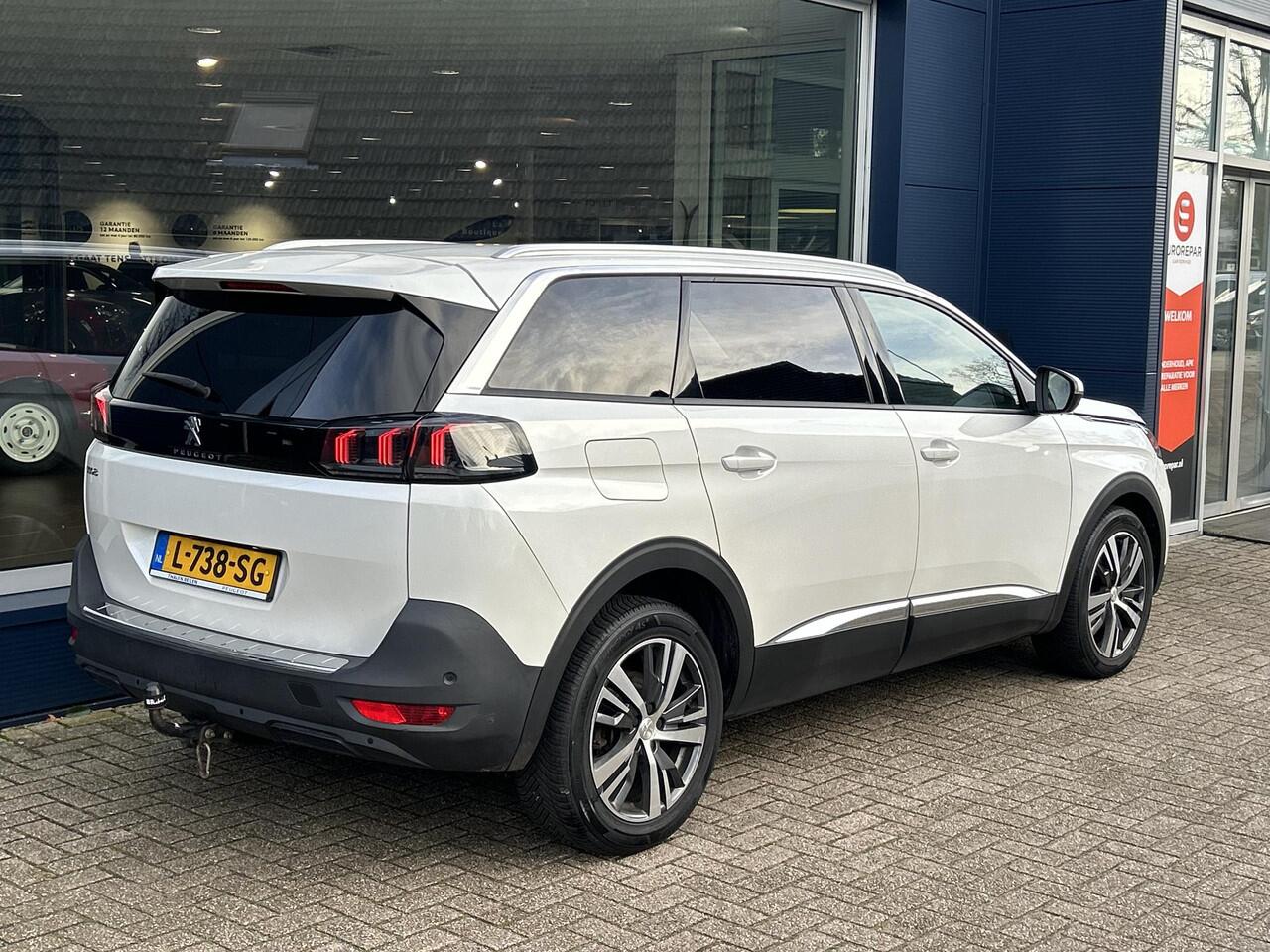 Peugeot 5008 1.2 Turbo 130 PK Allure Pack | Trekhaak | 7-Zitplaatsen | Navigatie | Full LED Verlichting | Stoelverwarming | Keyless Entry & Start | Electrische Achterklep | Climate Control | Adaptieve Cruise Control | 18" Lichtmetalen Velgen | Camera | Dode Hoek Detec